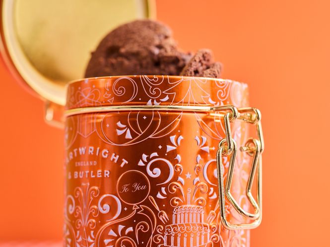 Hovedbilde Chocolate Brownie Biscuits in Happy Birthday Tin
